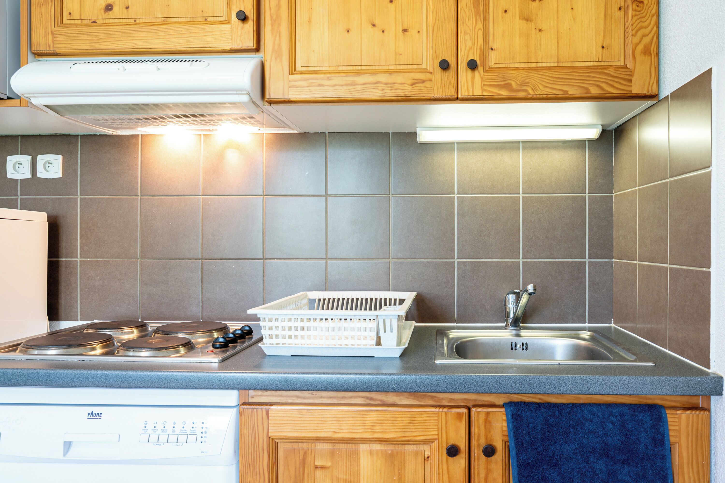 Réfrigérateur, micro-ondes, plaque de cuisson, lave-vaisselle