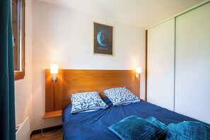 2 bedrooms, bed sheets