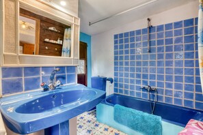 Regadera, secadora de cabello, toallas 