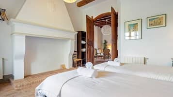 6 bedrooms, iron/ironing board, free WiFi, bed sheets