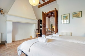 6 bedrooms, iron/ironing board, free WiFi, bed sheets - Guest House 'L'Abadia De Santes Creus' with Mountain View, Private Pool and Wi-Fi (Santes Creus)