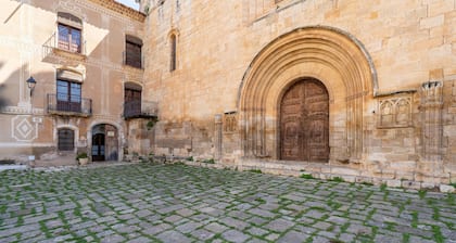 Guest House 'L'Abadia De Santes Creus' with Mountain View, Private Pool and Wi-Fi