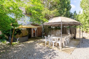 Outdoor dining - Guest House 'L'Abadia De Santes Creus' with Mountain View, Private Pool and Wi-Fi (Santes Creus)