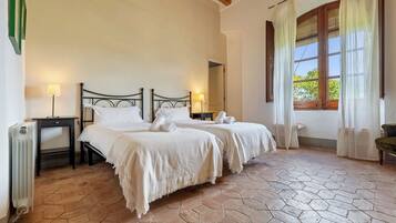 6 bedrooms, iron/ironing board, free WiFi, bed sheets