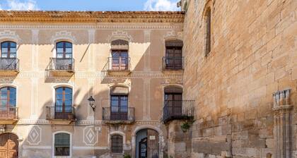 Maison d'hôtes 'L'Abadia De Santes Creus' avec vue sur la montagne, piscine privée et Wi-Fi