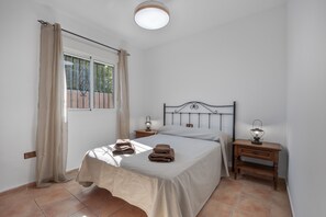 4 bedrooms, iron/ironing board, free WiFi, bed sheets