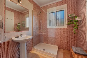 Douche, sèche-cheveux, serviettes fournies