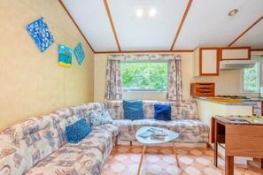 TV - Les Mimosas – Private Estate on Île d'Oléron with Terrace, Bikes & Beach Access (La Brée-les-Bains)