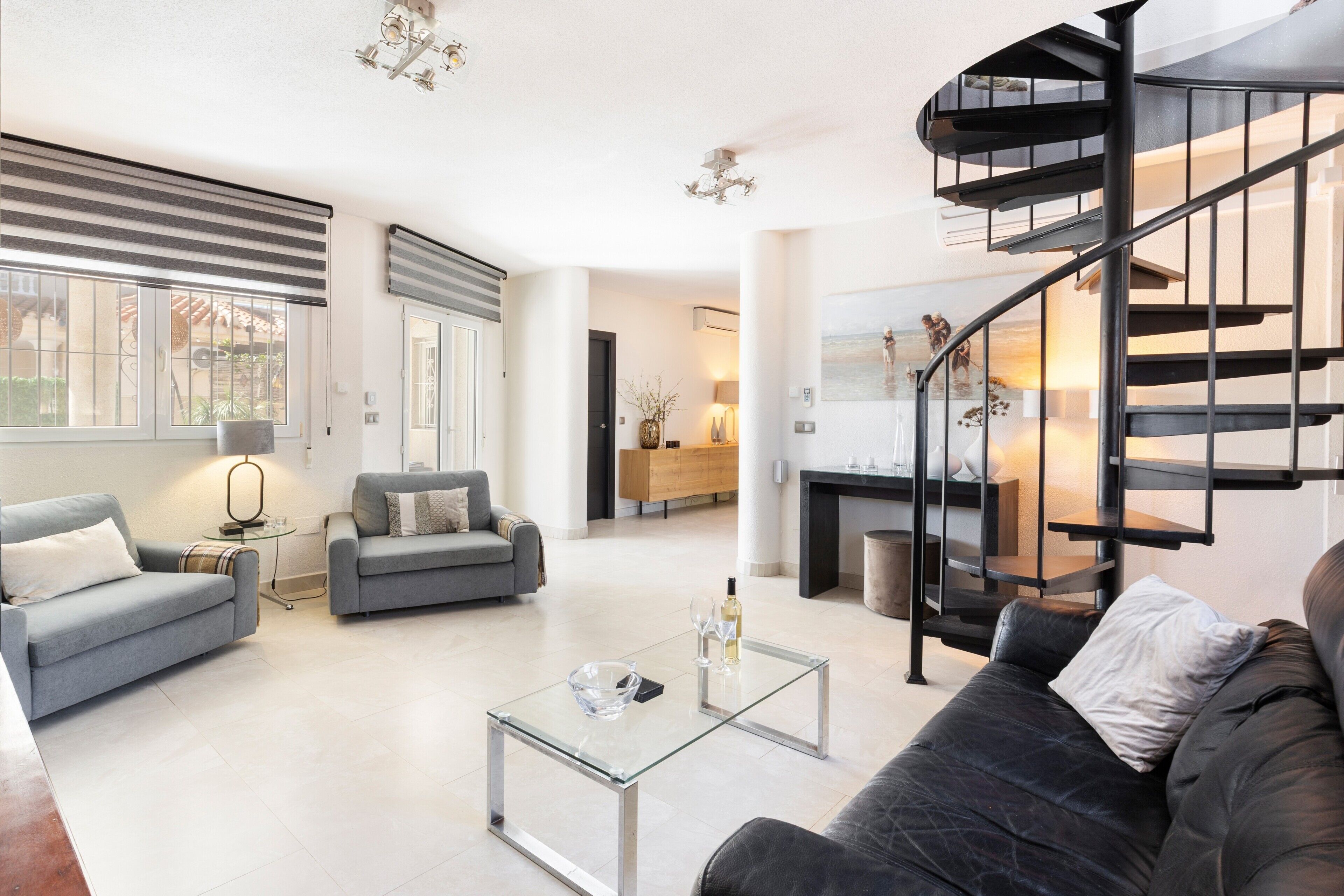 電視、壁爐、DVD 播放機、乒乓球設施