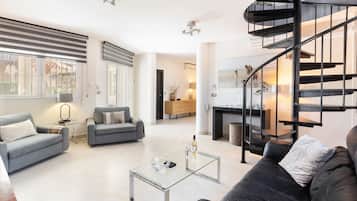 TV, caminetto, lettore DVD, tavolo da ping pong