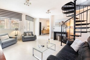 TV, caminetto, lettore DVD, tavolo da ping pong