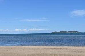 Una spiaggia nelle vicinanze