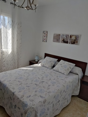 2 bedrooms, iron/ironing board, free WiFi, bed sheets