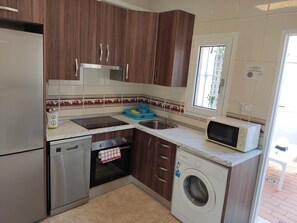Fridge, microwave, oven, stovetop - Apartment 'Mirador Del Golf' with Shared Pool, Private Terrace and Wi-Fi (Islantilla)