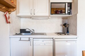 Fridge, microwave, stovetop, dishwasher - Apartment 'Centre Valloire - Studio Cabine' with Balcony and Wi-Fi (Valloire)