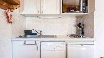 Réfrigérateur, micro-ondes, plaque de cuisson, lave-vaisselle