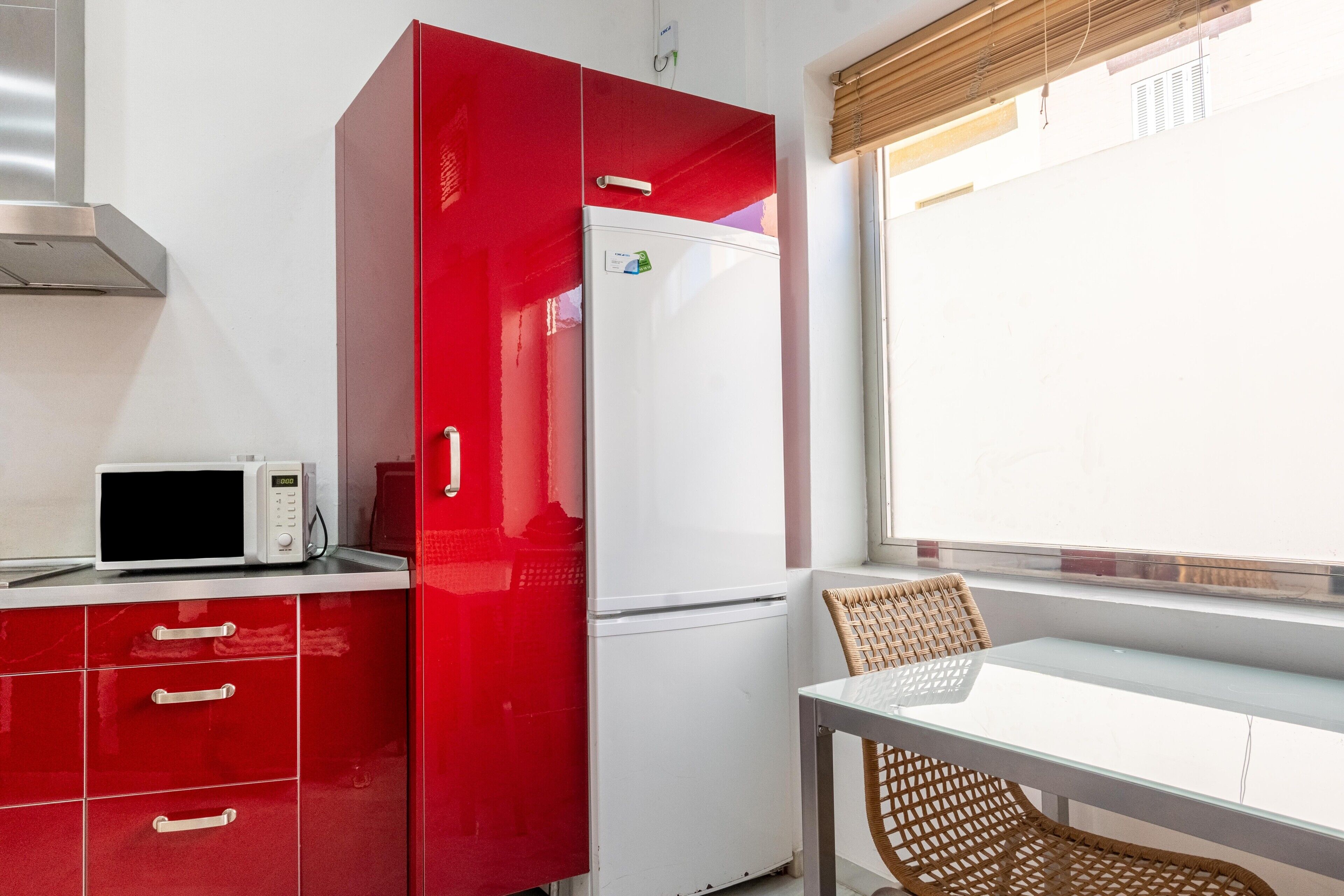 Refrigerador, microondas, parrilla de estufa y utensilios de cocina 