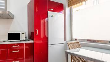 Refrigerador, microondas, parrilla de estufa y utensilios de cocina