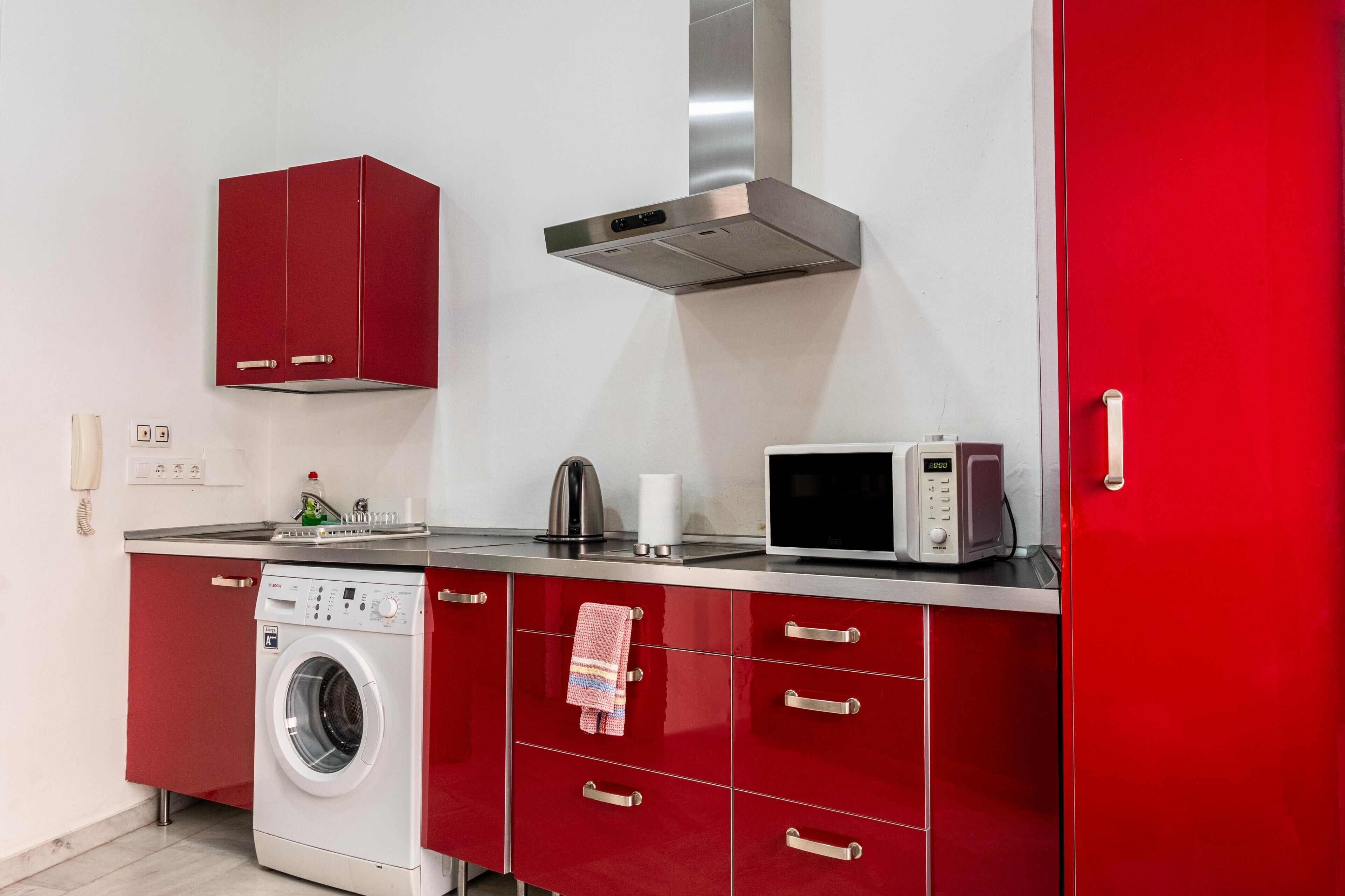 Kühlschrank, Mikrowelle, Herdplatte, Kochgeschirr/Geschirr/Besteck