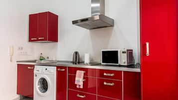 Kühlschrank, Mikrowelle, Herdplatte, Kochgeschirr/Geschirr/Besteck