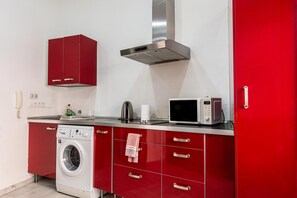 Jääkaappi, mikroaaltouuni, liesi, keittoastiat/astiat/ruokailuvälineet