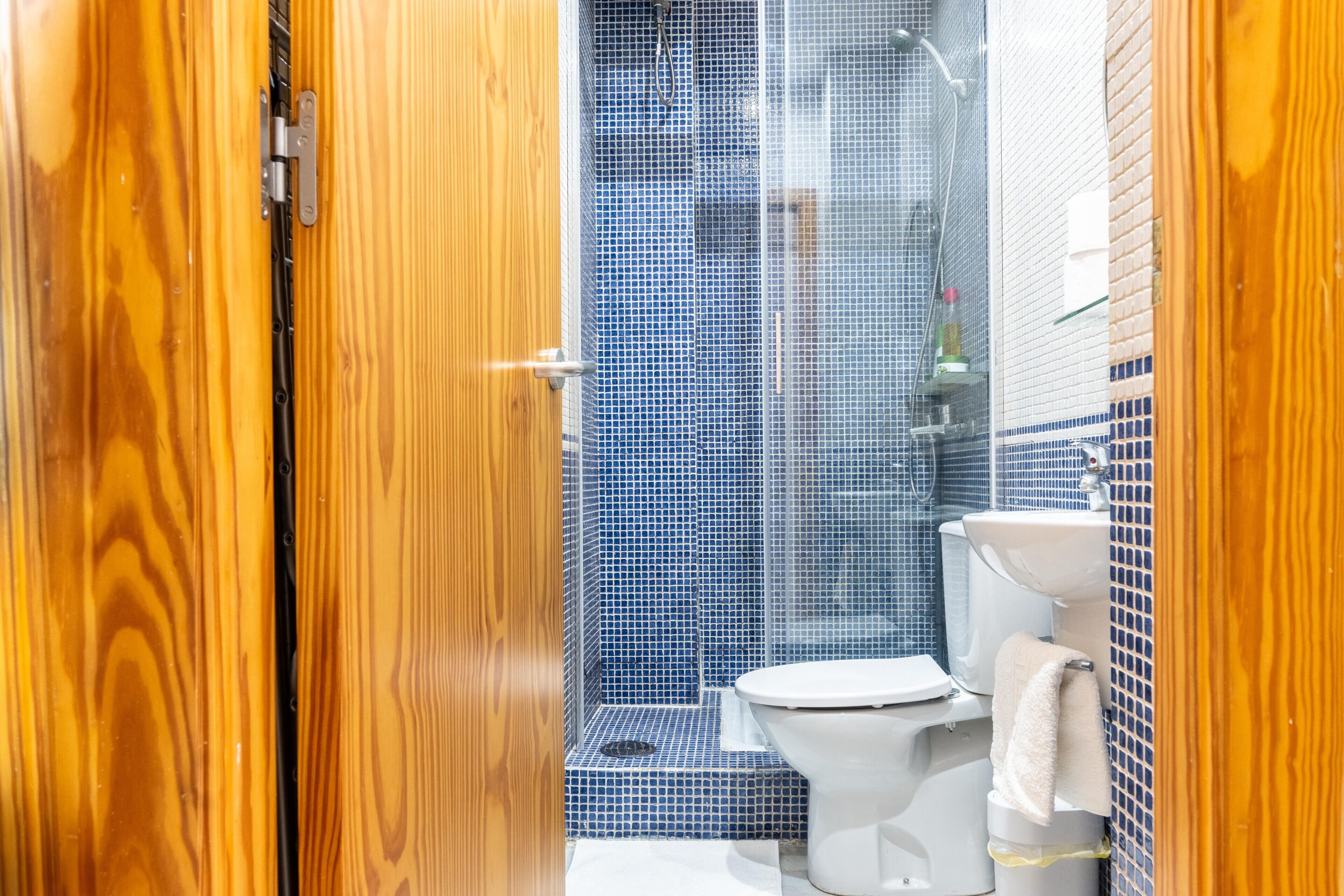 Douche, sèche-cheveux, serviettes fournies