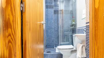 Douche, sĂšche-cheveux, serviettes fournies