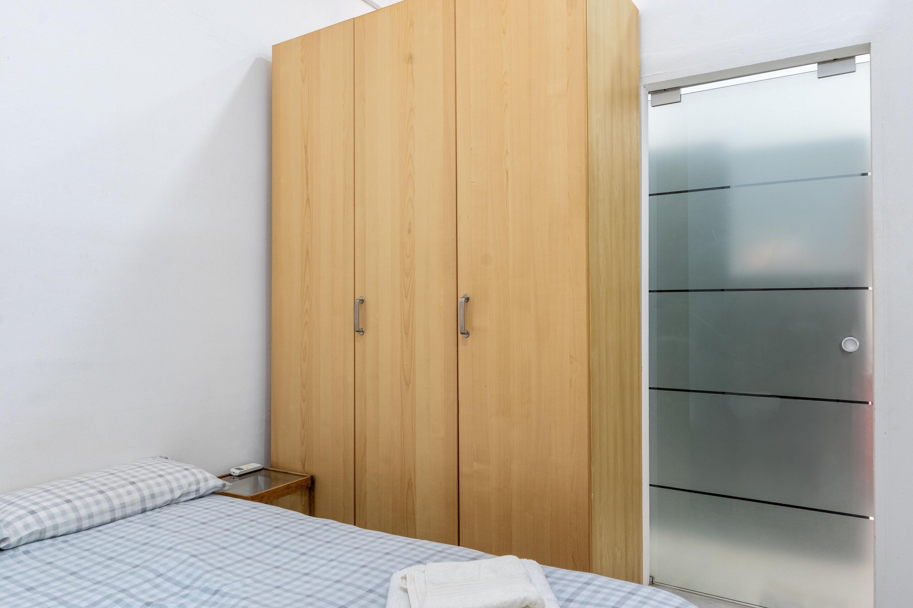 1 habitación, tabla de planchar con plancha, wifi gratis y ropa de cama 