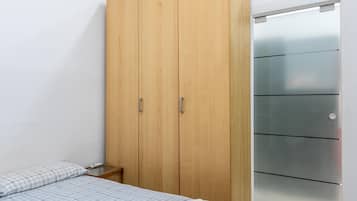 1 habitación, tabla de planchar con plancha, wifi gratis y ropa de cama