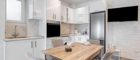 Kühlschrank, Ofen, Herdplatte, Wasserkocher mit Kaffee-/Teezubehör