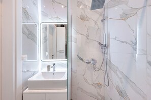 Douche, serviettes fournies