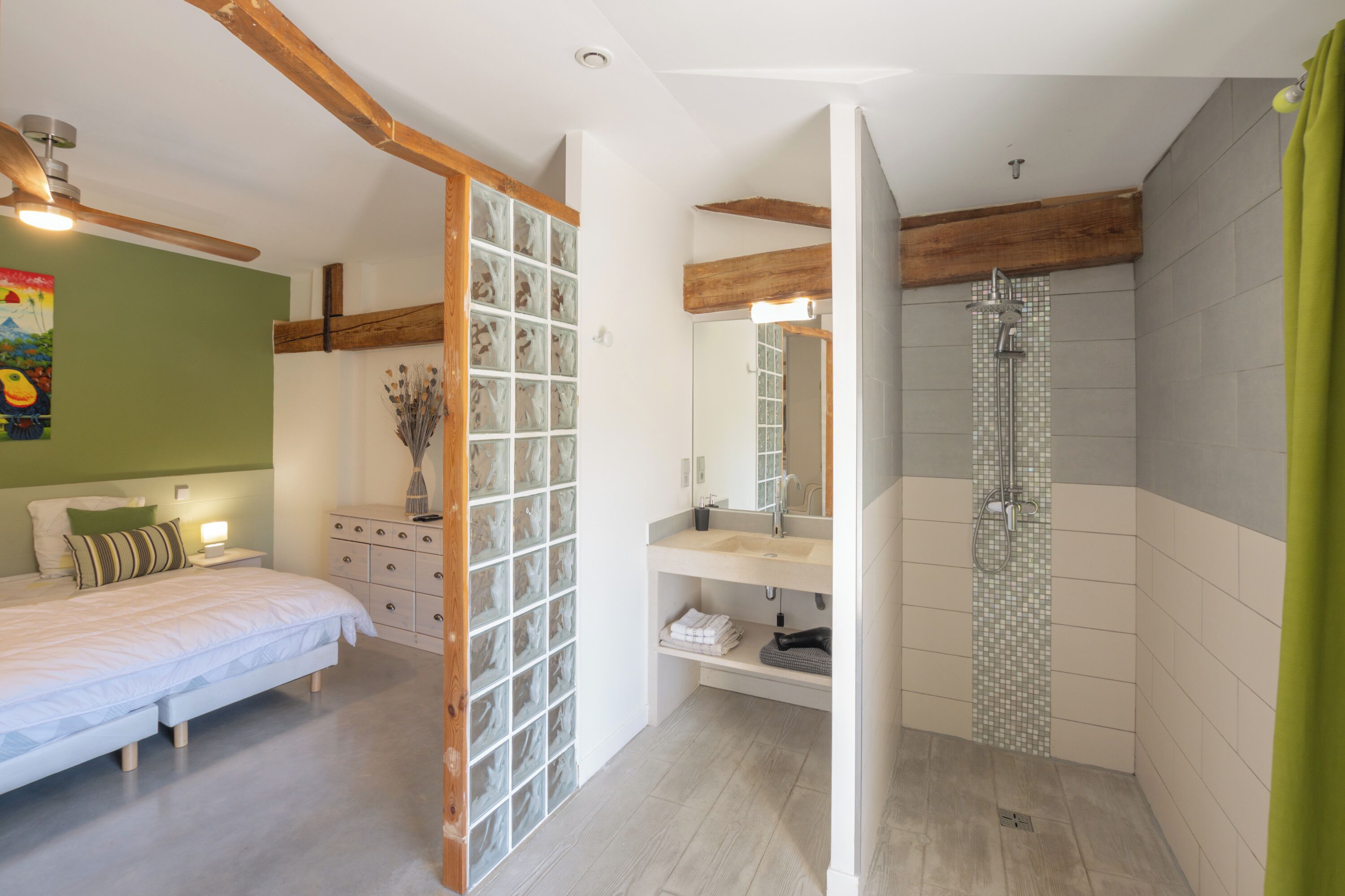 6 slaapkamers, een strijkplank/strijkijzer, gratis wifi, beddengoed