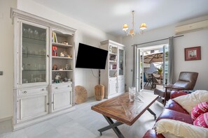Een televisie en een open haard