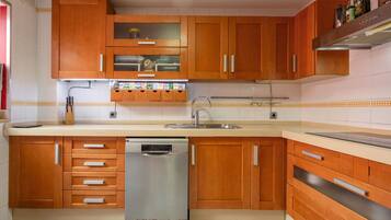 Een koelkast, een magnetron, een oven, een kookplaat