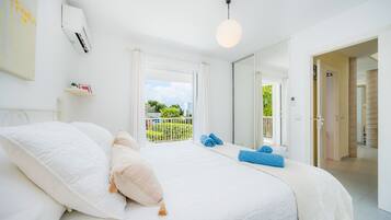 4 bedrooms, iron/ironing board, free WiFi, bed sheets