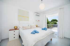 4 bedrooms, iron/ironing board, free WiFi, bed sheets