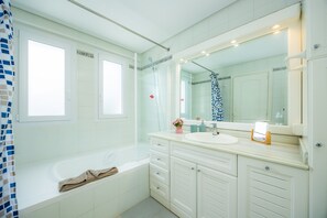 Dusche, Haartrockner, Handtücher