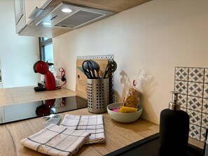 Fridge, microwave, stovetop, dishwasher
