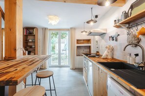 冷蔵庫、電子レンジ、オーブン、コンロ