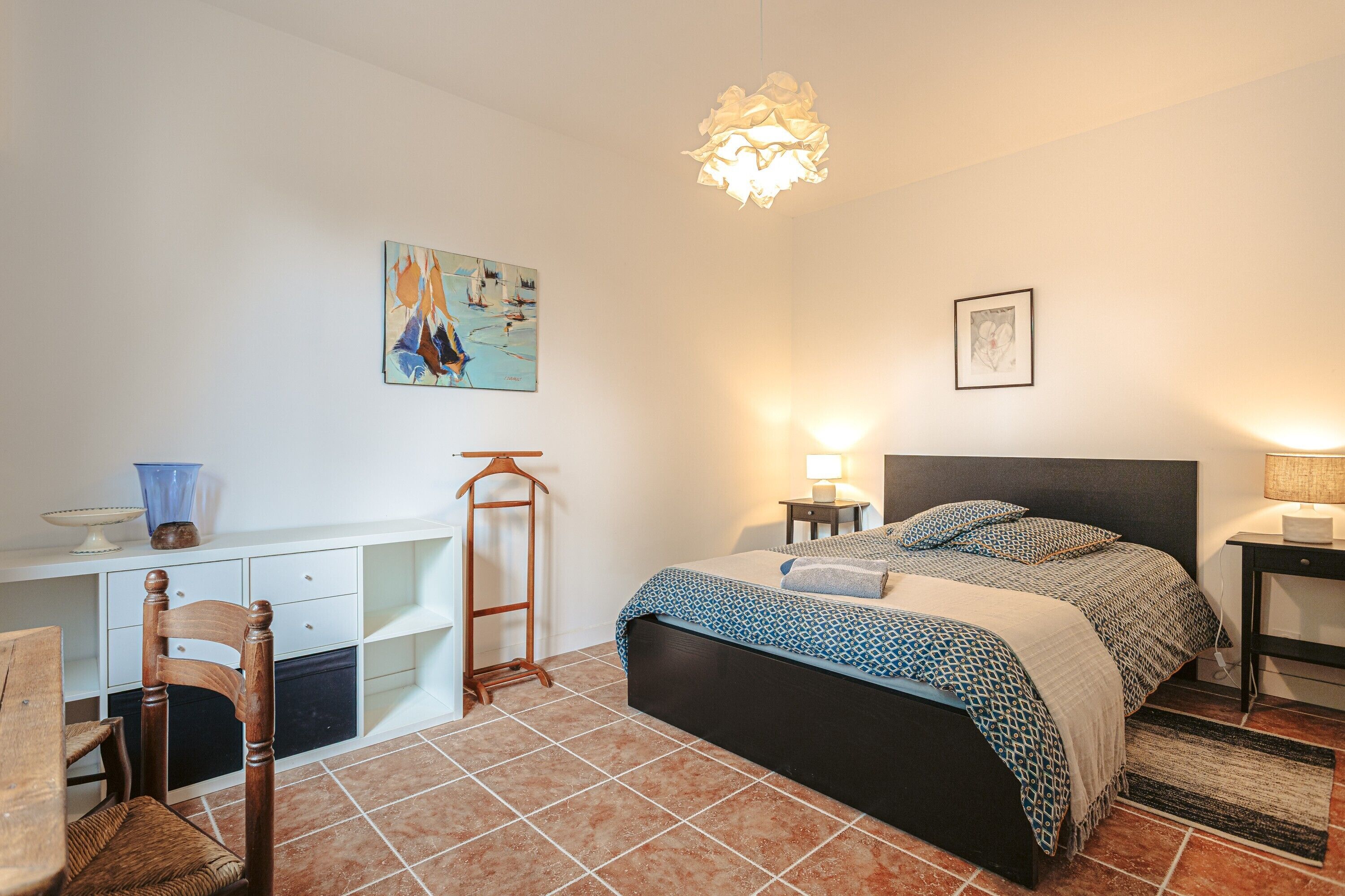 1 slaapkamer, een strijkplank/strijkijzer, gratis wifi, beddengoed