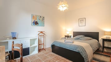 1 slaapkamer, een strijkplank/strijkijzer, gratis wifi, beddengoed