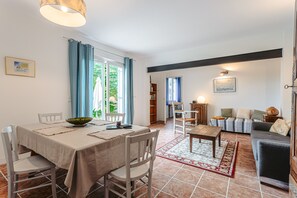 Dining - Gabae - Les Volets Gris: Cozy Holiday Home with Wi-Fi and Remote Work Space (Puyravault)