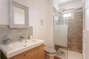 Douche, séchoir à cheveux, serviettes fournies