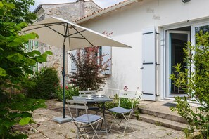 Outdoor dining - Gabae - Les Volets Gris: Cozy Holiday Home with Wi-Fi and Remote Work Space (Puyravault)
