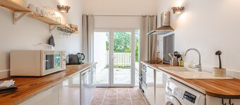 Gabae - Les Volets Gris: Cozy Holiday Home with Wi-Fi and Remote Work Space