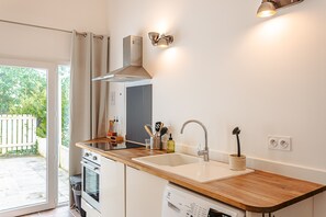 Fridge, microwave, oven, stovetop - Gabae - Les Volets Gris: Cozy Holiday Home with Wi-Fi and Remote Work Space (Puyravault)