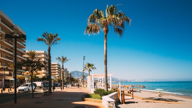 A coastal promenade with palm trees, a beach, and a row of buildings. - Apartment 'Top Floor Fuengirola Park' with Private Terrace, Wi-Fi and Air Conditioning (Fuengirola)