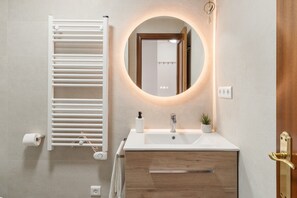 Shower, hair dryer, towels - Apartment 'Top Floor Fuengirola Park' with Private Terrace, Wi-Fi and Air Conditioning (Fuengirola)