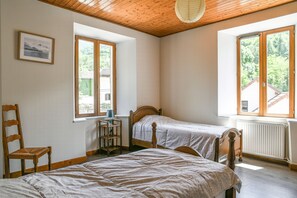 5 bedrooms, iron/ironing board, free WiFi, bed sheets