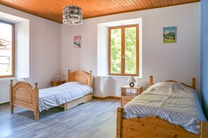 5 bedrooms, iron/ironing board, free WiFi, bed sheets